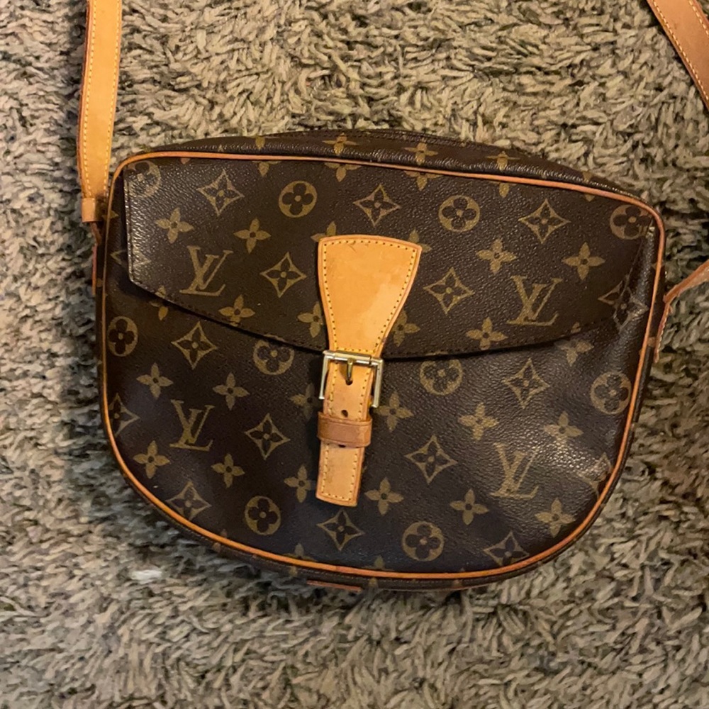 LOUISE VUITTON CROSS BODY PURSE.